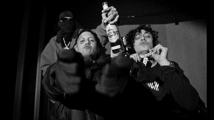 Alemán y Yung Sarria en el videoclip Porcelana